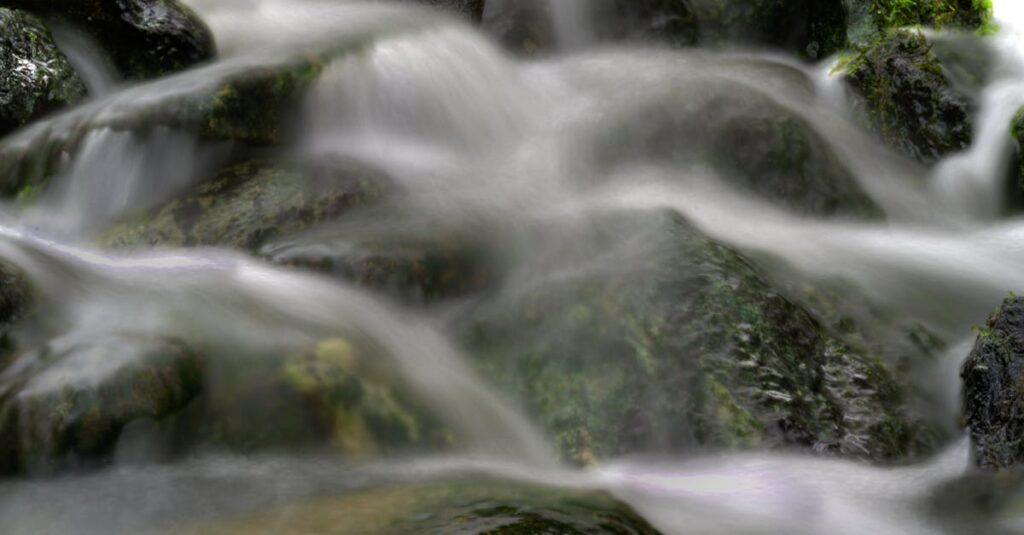 退職前に社会保険や年金制度を調べて見直している40代男性の様子