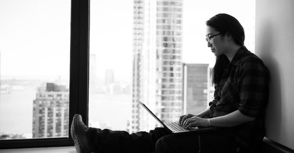 副業に関するよくある質問とその回答。税金やバレるリスク、本業との両立などの疑問を解決するための情報まとめ。