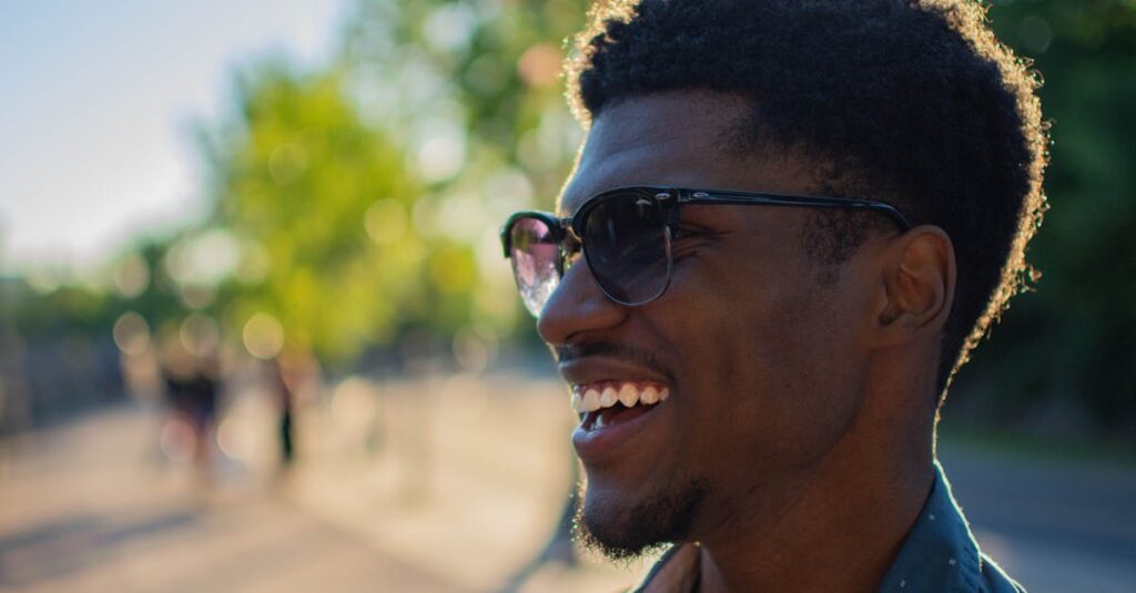 2025年版の楽しい副業ランキング。さまざまな趣味を活かした副業が並ぶトップ10形式のイメージ。