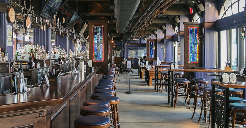 40代でも始めやすい副業のアイデアをノートに書き出している様子。リラックスした雰囲気の中で、着実な一歩を踏み出す姿。