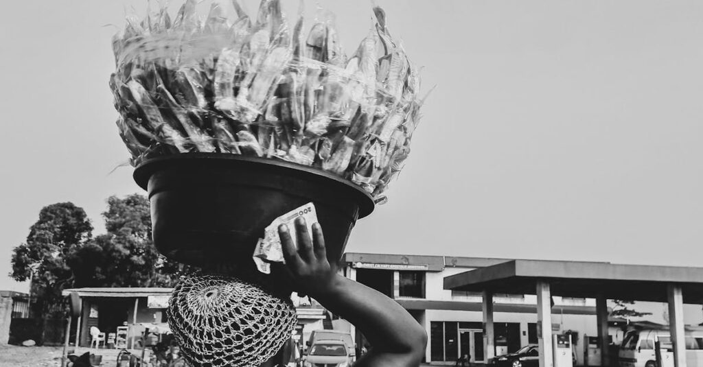 本業と両立しやすい副業としてブログに取り組むサラリーマンのイメージ