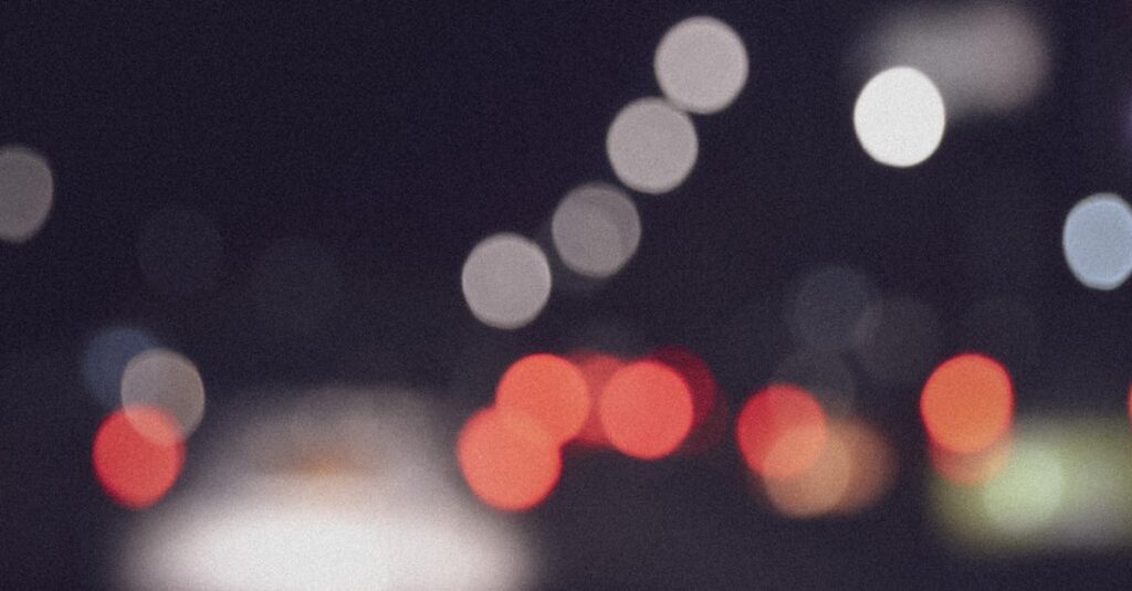 夜の自宅でパソコンを使って副業に取り組む人のイメージ。集中して作業する姿に前向きな意志が表れている。