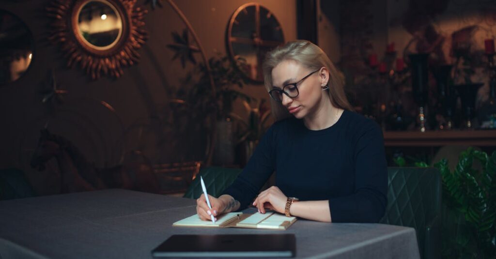 キャリアの棚卸しをノートに記録する40代の男性