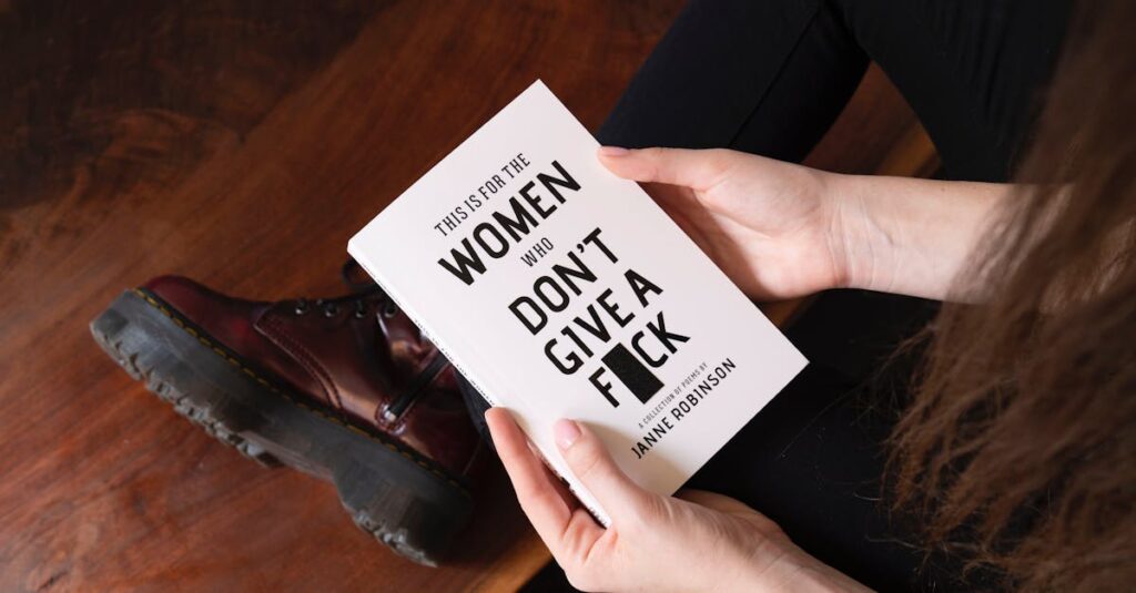 経営者や起業家の名言に触れ、モチベーションを上げるビジネスパーソンの姿