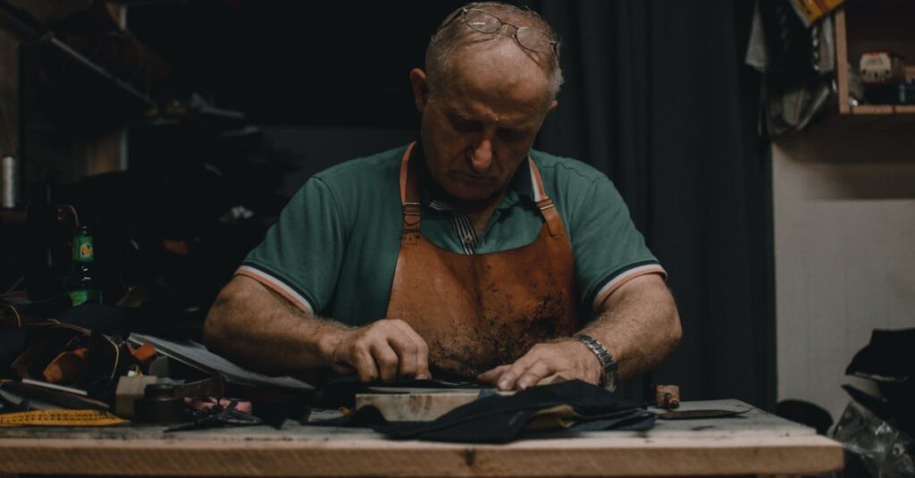 副業から独立に成功して自信を持って働く40代男性の姿