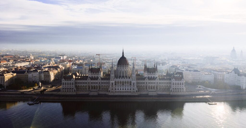 日本のフリーランス支援制度を説明するセミナー風景と資料配布の様子。