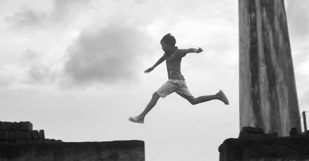 不安を行動力に変えて一歩踏み出す40代男性の後ろ姿