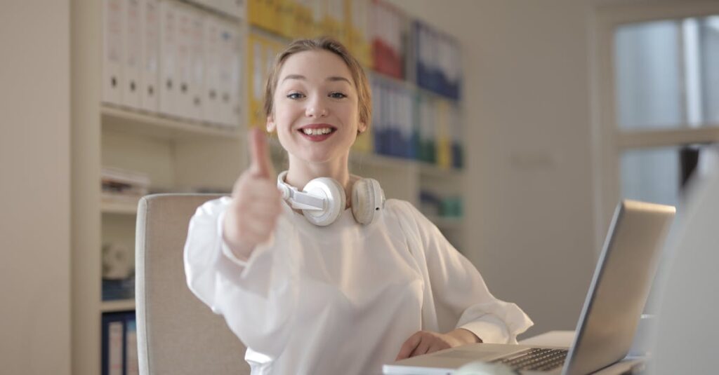 在宅副業の成功と失敗の体験談を象徴するリアルなイメージ