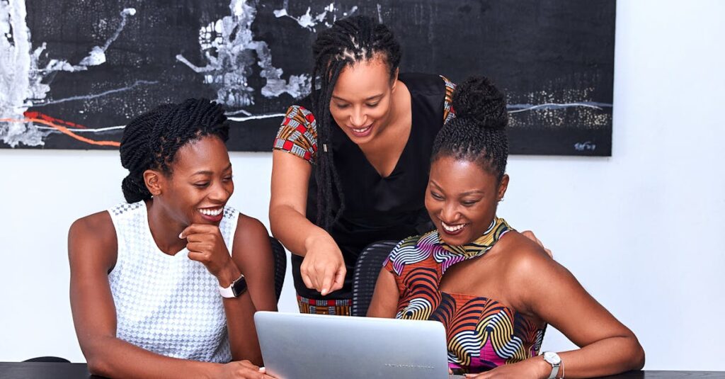 会社員として働きながらメルカリ副業で個人事業主となった女性が経済的・精神的に自立している様子を表現。