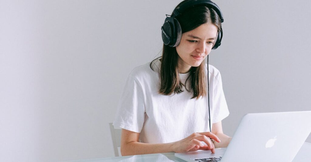 自分らしい働き方を手に入れるために在宅副業を選ぶ未来志向のイメージ