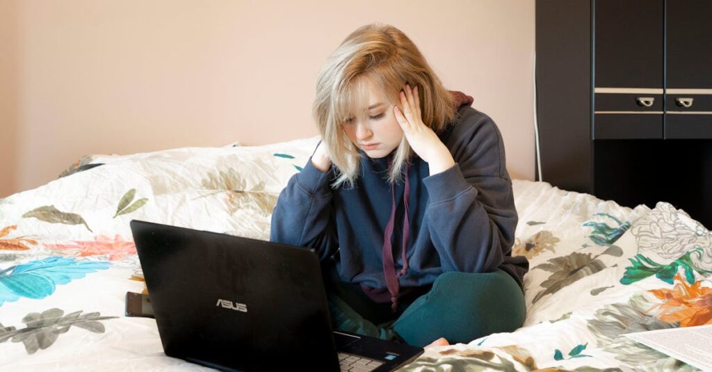 在宅副業の孤独感や自己管理の難しさを表現するイメージ