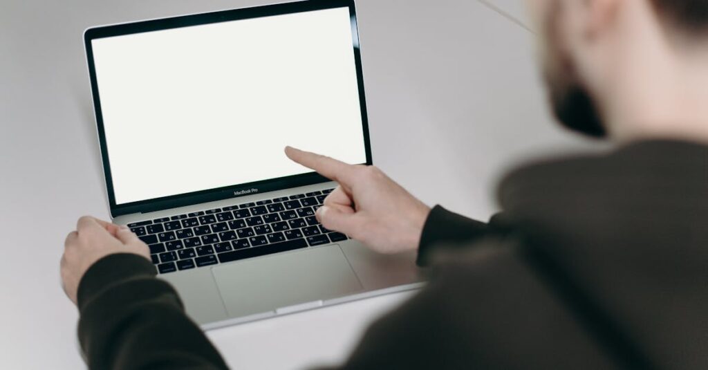 英語副業で5万円を安定的に稼ぐためのロードマップを確認している人のイメージ画像