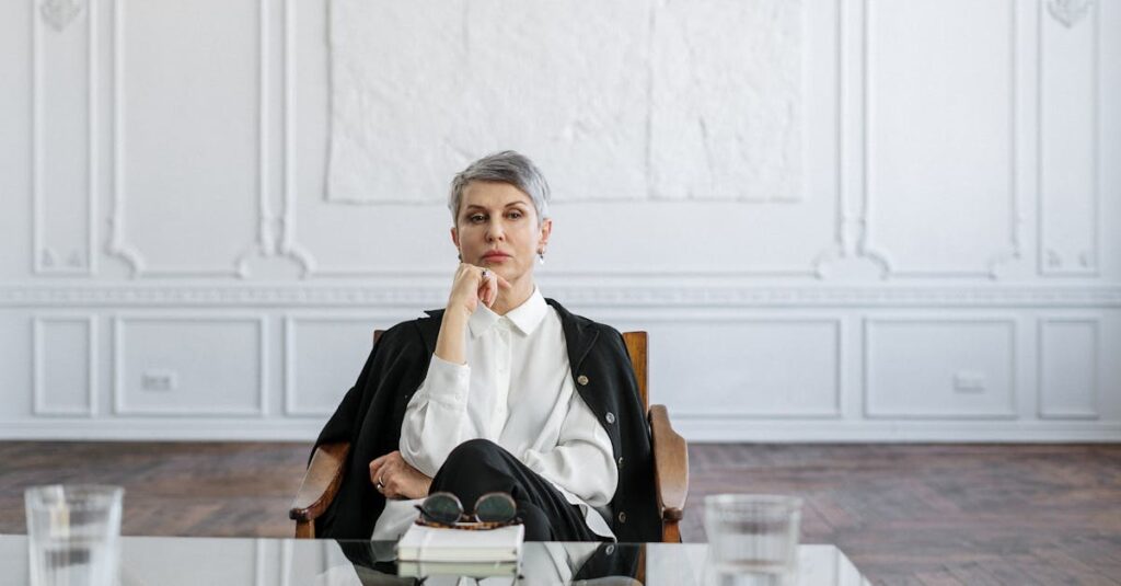 40代の男性がホワイトボードにキャリア戦略を書き出しているシーン