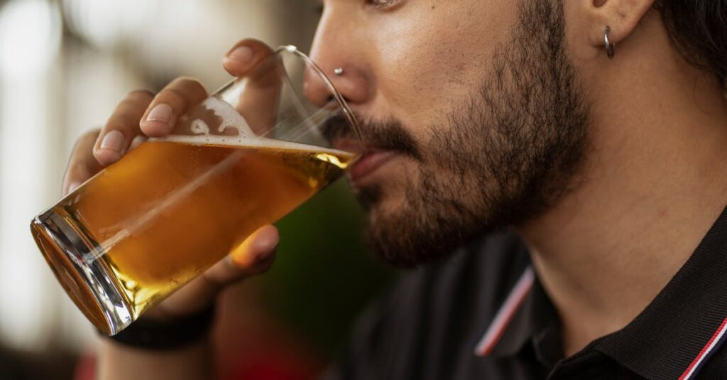 副業を楽しむ男女が自宅やカフェで笑顔で作業している様子。充実感と自由を感じさせるライフスタイルのイメージ。