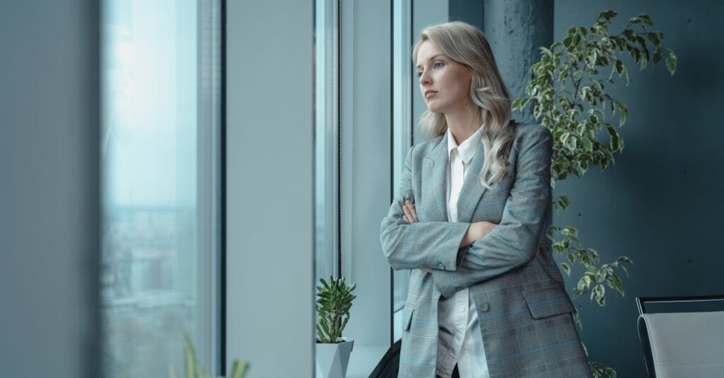 キャリア選択に悩む人が複数の選択肢の中から最適な道を選ぼうとしているイメージ。将来を見据えた判断の瞬間を描写。