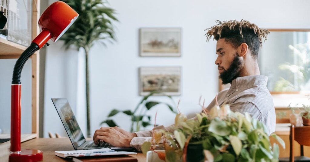 オンラインでできる英語副業をパソコンで行っている様子の画像