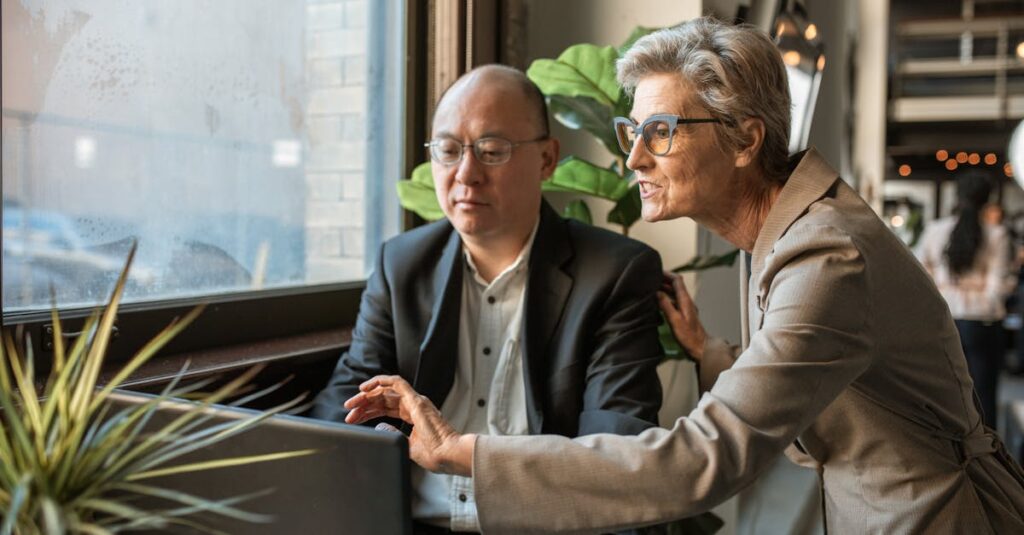 小さな成功体験を積み重ねて笑顔になるビジネスパーソンの様子