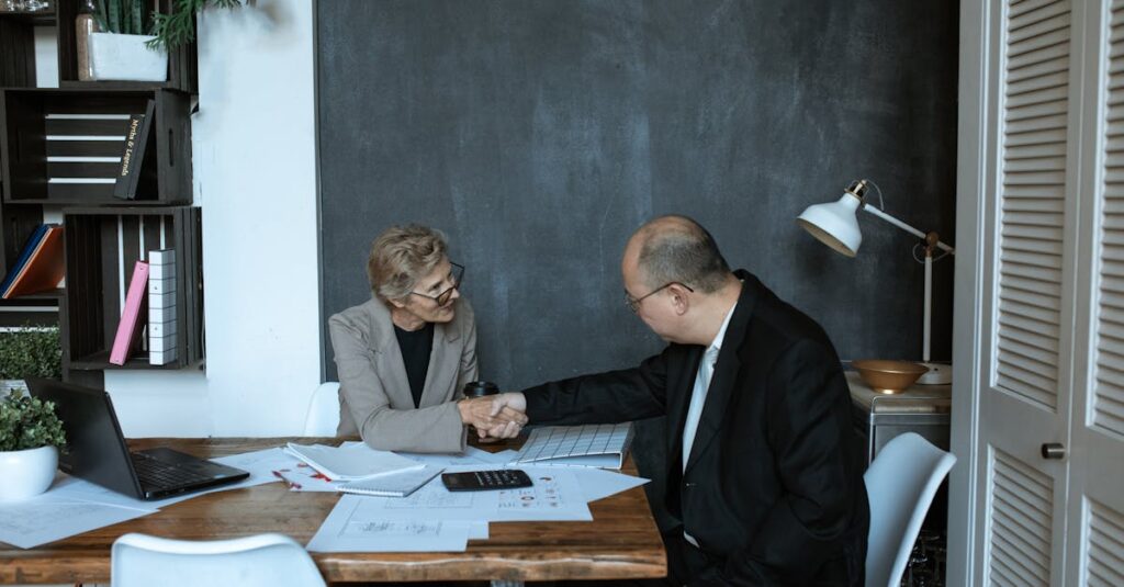 家庭と仕事の両立に悩む40代ビジネスマンが悩む姿のイメージ