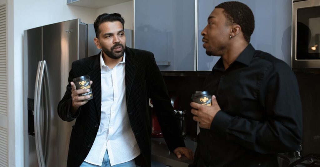 小さな成功体験を積み重ねて笑顔になるビジネスパーソンの様子