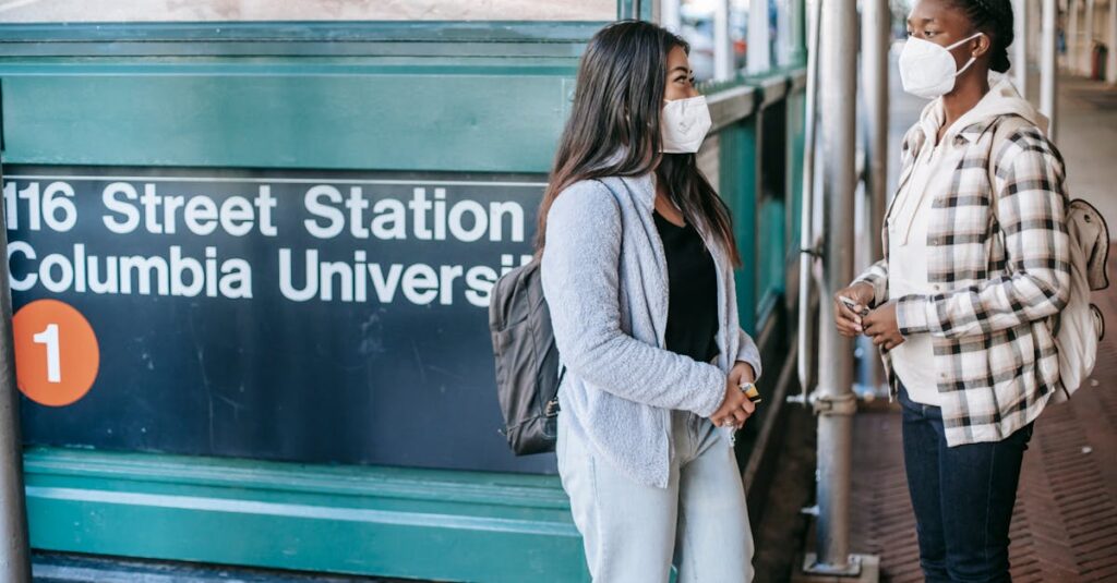 2025年に注目されている安全な副業10種類を表すイラスト。ブログ、フリマ、講師業など幅広い副業ジャンルが表現されている。