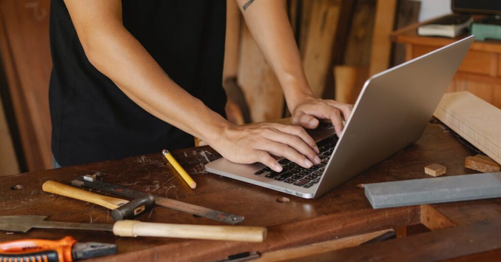40代で転職市場を分析するビジネスマンがPCで求人を調べているイメージ
