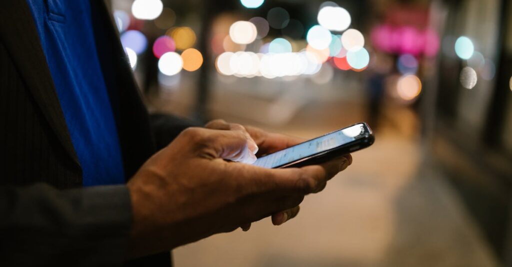 家庭と仕事の両立に悩む40代ビジネスマンが悩む姿のイメージ