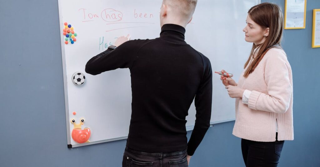 初心者が英語講師として在宅副業を始めるためのステップバイステップを図解したノートとパソコン