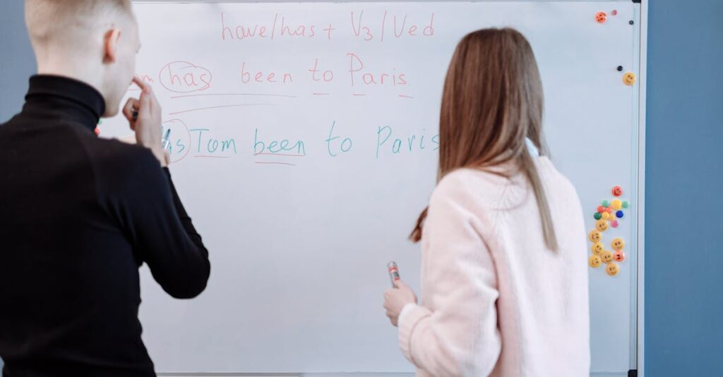 初心者が英語講師として在宅副業を始めるためのステップバイステップを図解したノートとパソコン