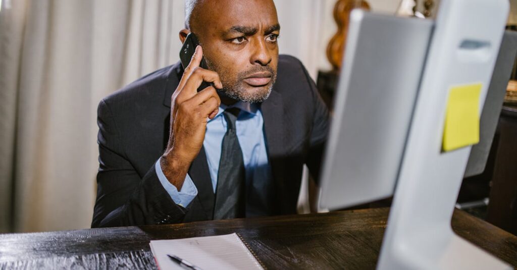 安全に副業を始めるための5つのステップをチェックするビジネスウーマンの後ろ姿とPC画面。