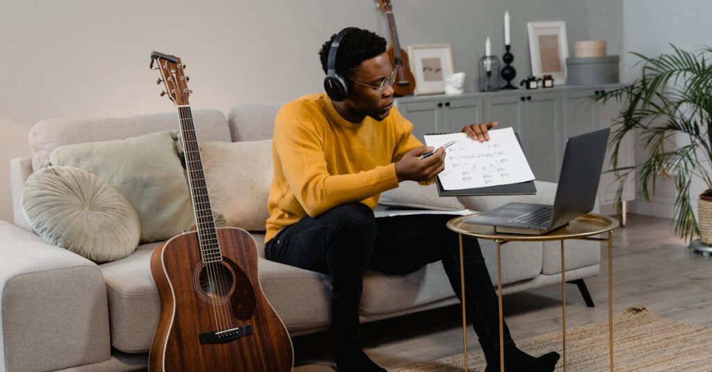 パソコン画面にオンライン英会話プラットフォームを表示しながら説明する女性講師の様子