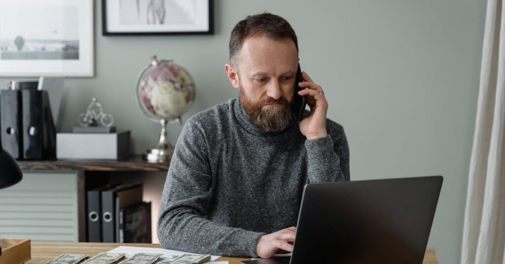 複数の仕事をこなす40代会社員。PC作業や資料作成を器用にこなしている様子が、副業との両立のリアルさを伝える。