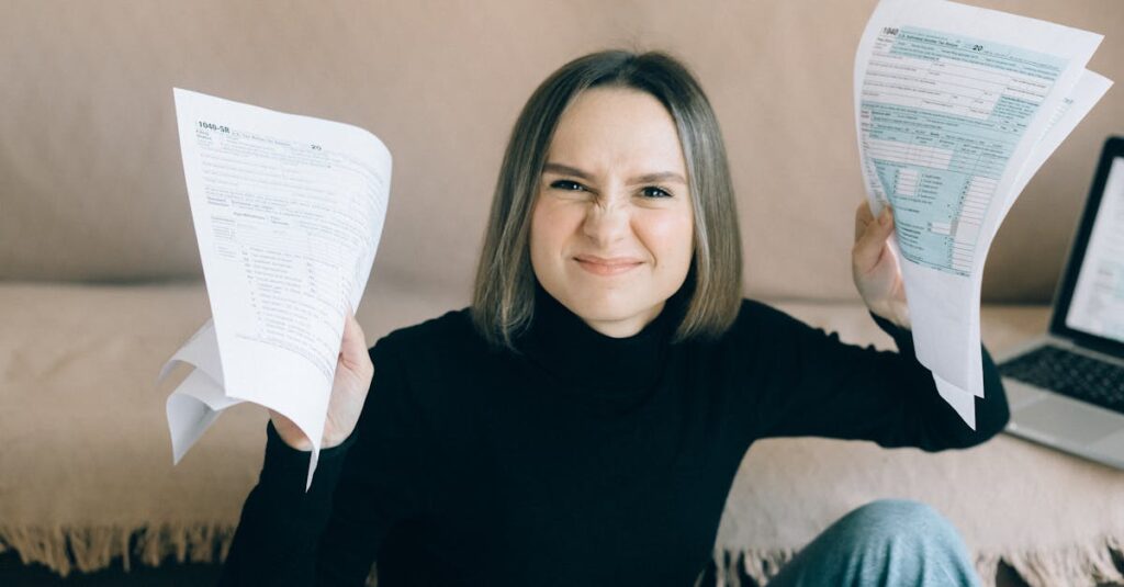 開業届や確定申告などの手続きを行う女性会社員が安心して副業を始めるために準備している様子を表現。