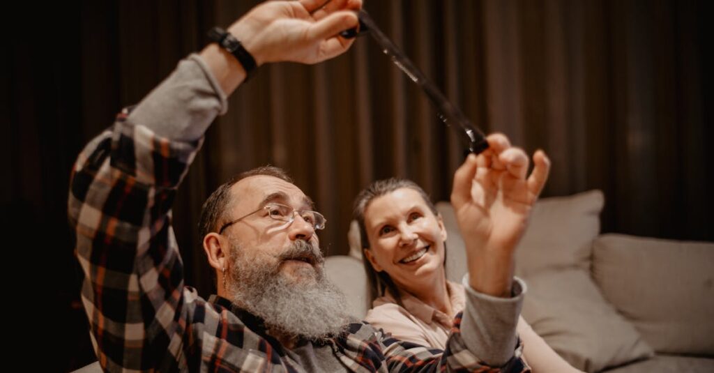 副業に取り組む40代の男性が自宅のデスクでパソコン作業をしている様子。静かだが集中した雰囲気が感じられる。