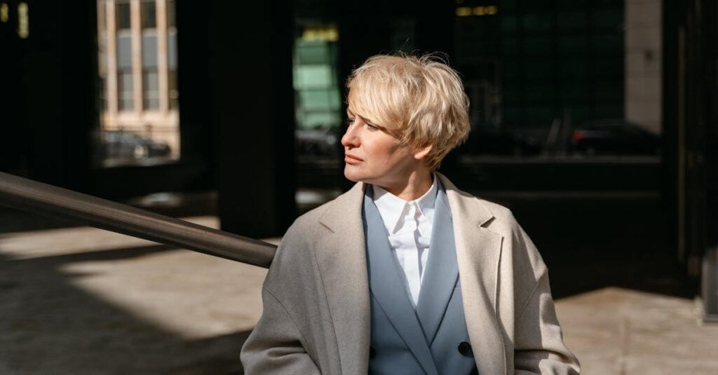 会社を辞めた後に後悔した人と後悔しなかった人の分岐点を象徴するイラスト、行動と感情の対比が描かれている