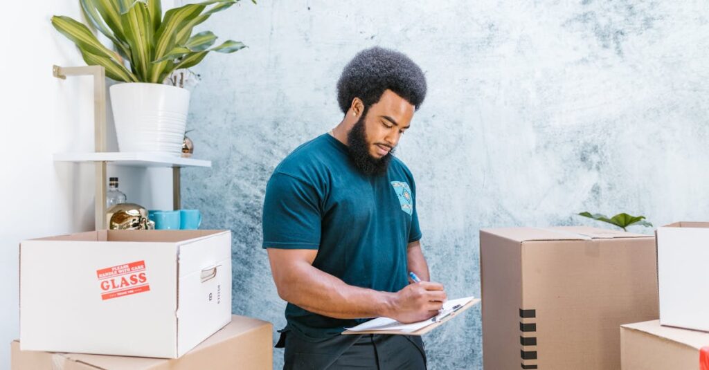 在宅副業に向いている人の特徴を確認するチェックリストと、ノートパソコンを開く人物のイメージ。