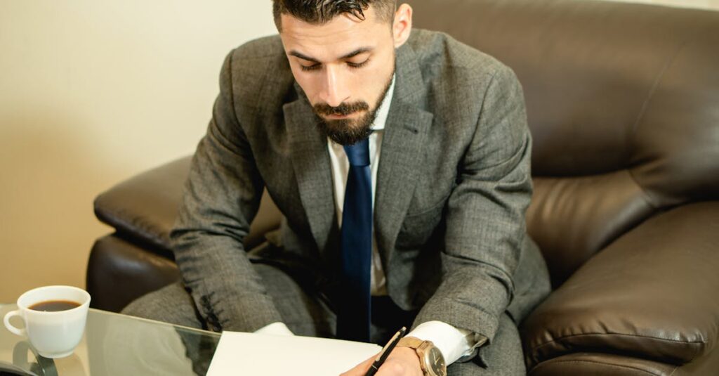 自分に合ったキャリアの選択肢を比較検討している40代男性のイメージ