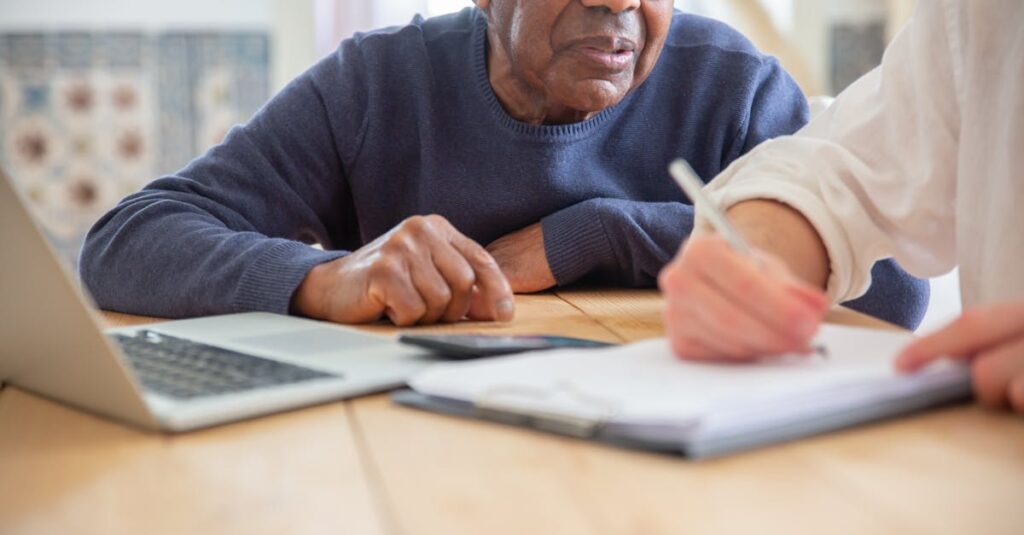 Webライターとして記事を執筆するシニア男性の姿