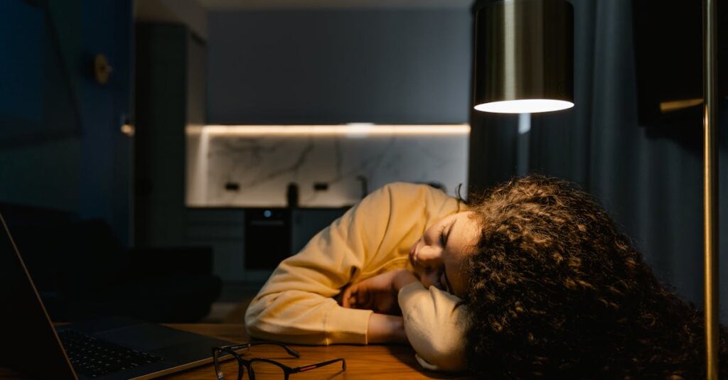 モチベーションが低下する職場環境の特徴とその影響を説明するイメージ図