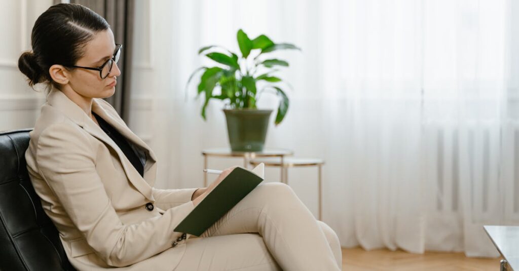 キャリアの棚卸しをノートに記録する40代の男性