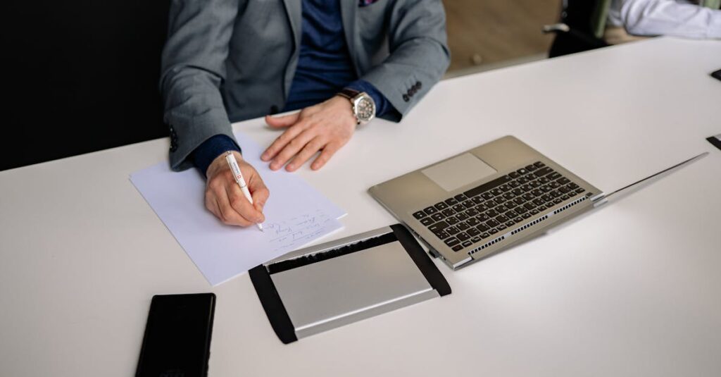 複数の仕事をこなす40代会社員。PC作業や資料作成を器用にこなしている様子が、副業との両立のリアルさを伝える。