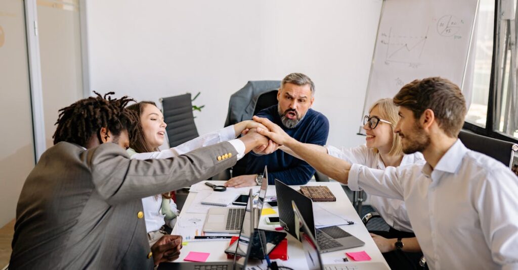 副業成功に向けた行動計画をノートに書き出している様子。女性がペンでスケジュールを整理している。