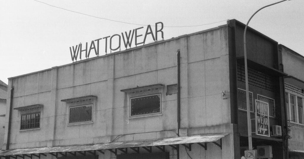 業務量に疲れ果てた40代のビジネスマンがデスクにうつ伏せているイメージ