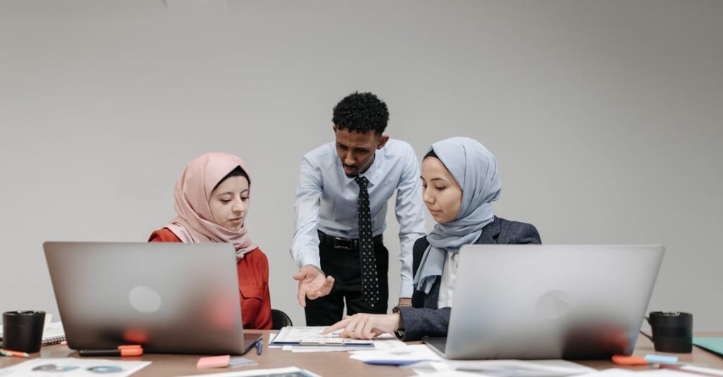 副業成功に向けた行動計画をノートに書き出している様子。女性がペンでスケジュールを整理している。