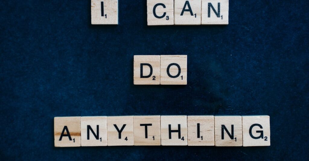 副業成功のために心を整え、前向きなマインドセットを持つ40代の男性。ノートに目標を記し、静かな決意を胸に取り組んでいる。