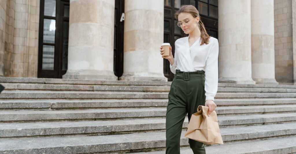 キャリアチェンジに向けて小さな一歩を踏み出す40代男性の姿