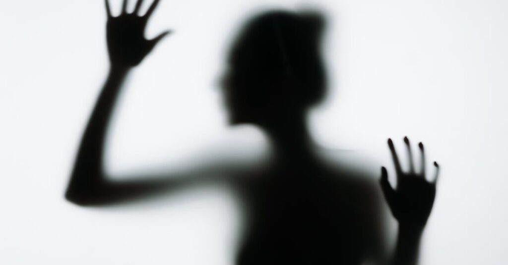 SNSで他人と比較して焦りを感じる人のイメージ画像