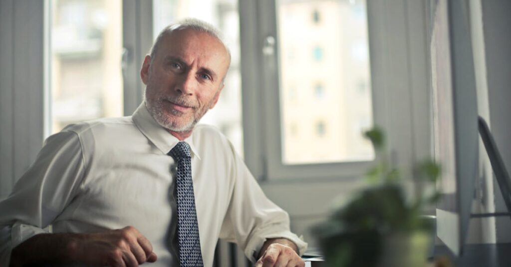 他人と自分を比べて落ち込む40代ビジネスマンの心理的葛藤イメージ