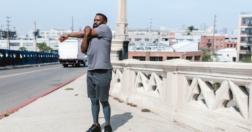 習慣を自然に続けている人の工夫を描いた図解。時間と場所の固定、環境整備、仲間との連携、ご褒美のループが視覚的に整理されている。