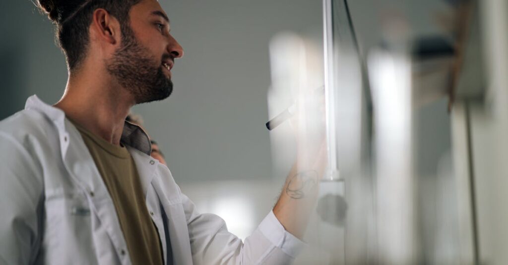 英語スキルを活かして副業をしている人がパソコンの前で仕事をしているイメージ画像