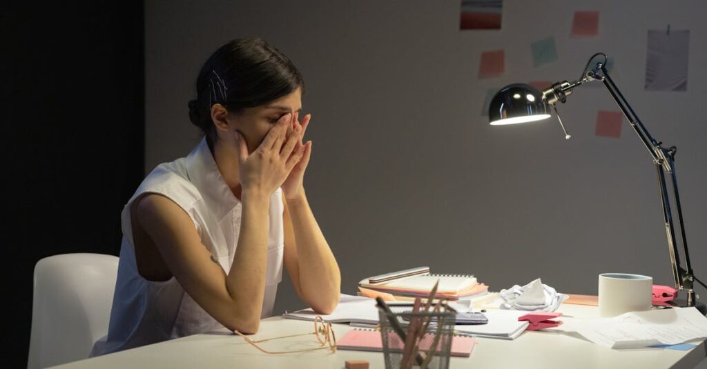 職場でストレスを感じる40代独身女性のイメージ